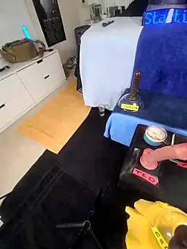 Snapshot of FantasyMan-BiWM chatting on April 10, 1:22 am FantasyMan-BiWM online show from April 10, 1:22 am