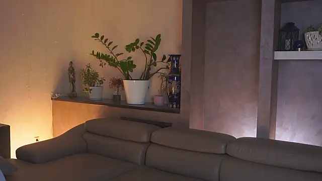 YvetteMilbrett online show from April 10, 6:29 am