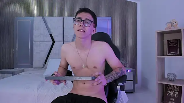 TylerCross  online show from March 11, 11:33 pm