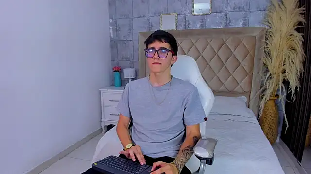 TylerCross  online show from April 8, 8:20 pm