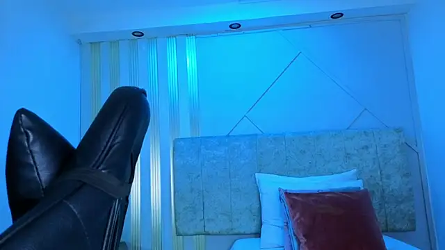 j belle  online show from April 26, 1:42 pm