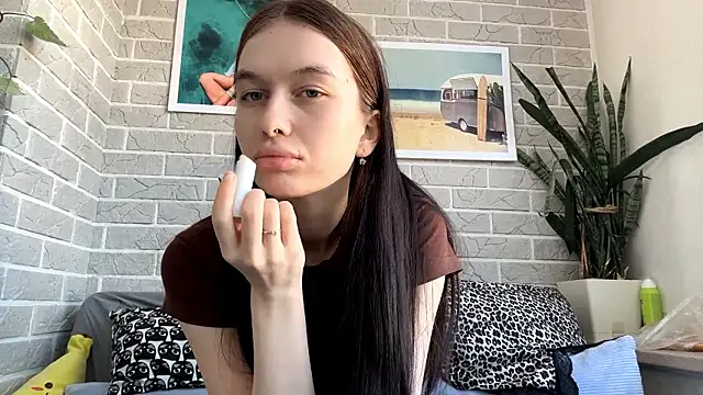 LaraDraggoo online show from March 19, 12:20 pm