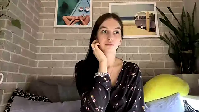 LaraDraggoo online show from March 22, 5:16 pm