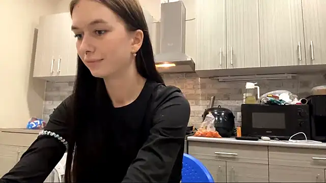 LaraDraggoo online show from March 25, 6:25 pm