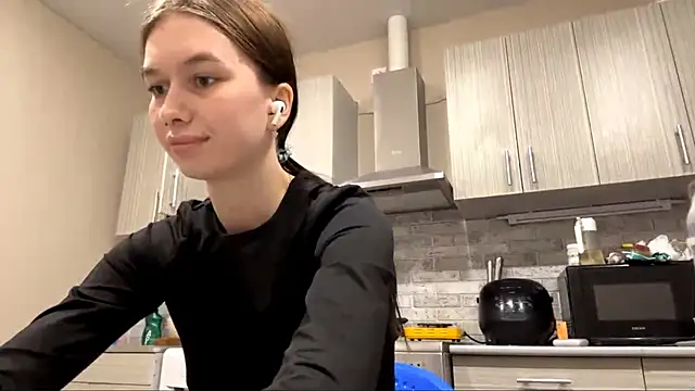 LaraDraggoo online show from March 26, 6:35 pm