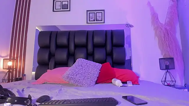 dalhia and hades online show from April 8, 12:38 pm