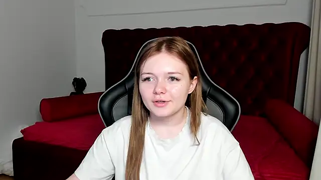 Snapshot of ElinaVale chatting on June 11, 12:32 am ElinaVale online show from June 11, 12:32 am