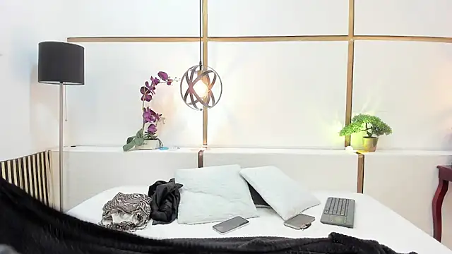 BrendaCantorel online show from March 26, 12:00 pm