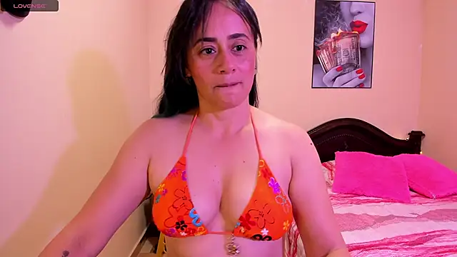 Snapshot of sara_florez12 chatting on May 4, 11:17 am sara florez12 online show from May 4, 11:17 am