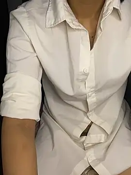 -Lilyn- online show from April 12, 4:56 pm