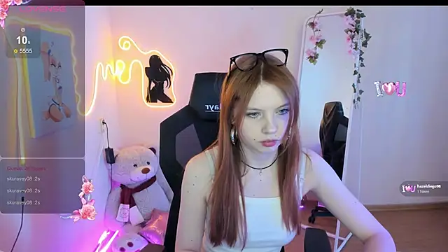 Snapshot of Ember_Vexen chatting on April 7, 8:59 am Ember Vexen online show from April 7, 8:59 am