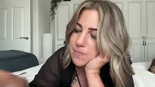 Snapshot of annabellewarick chatting on May 21, 1:51 pm annabellewarick online show from May 21, 1:51 pm