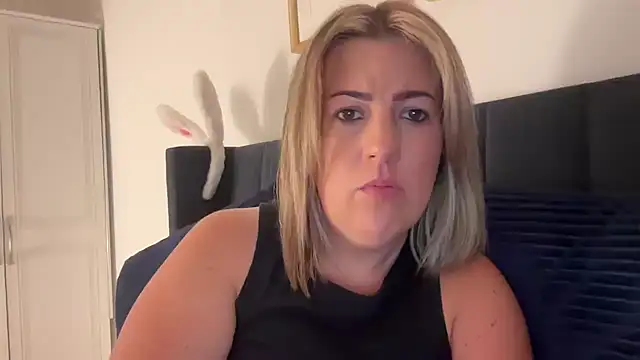 annabellewarick online show from June 16, 8:22 pm