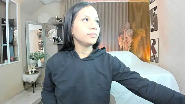 ZaraLuciana online show from April 17, 11:02 am