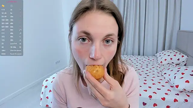 ErinnPieloch online show from April 4, 6:27 pm