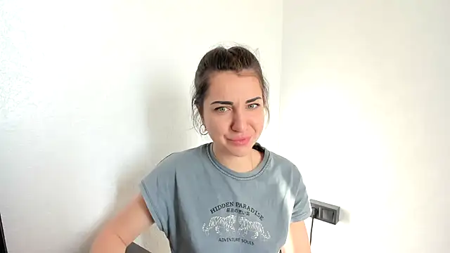 summmmersky1 online show from April 14, 5:24 am