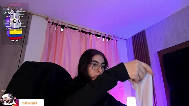 Snapshot of Molly_A chatting on June 27, 2:44 pm Molly A online show from June 27, 2:44 pm
