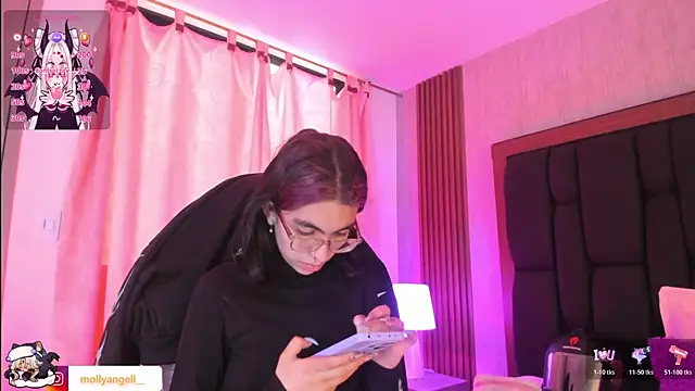 Snapshot of Molly_A chatting on July 18, 3:27 pm Molly A online show from July 18, 3:27 pm