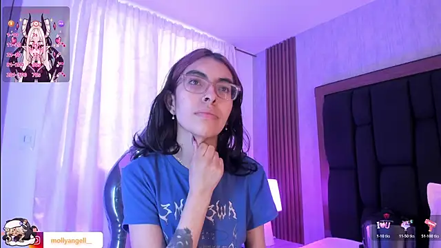 Snapshot of Molly_A chatting on August 8, 3:03 pm Molly A online show from August 8, 3:03 pm