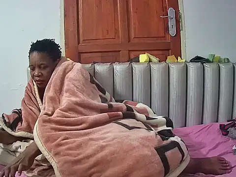 JoycyQueen online show from March 31, 5:19 am