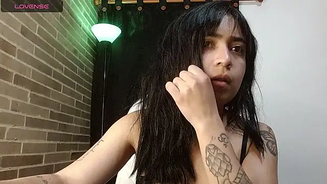 Snapshot of sweet-little chatting on June 25, 1:49 am sweet-little online show from June 25, 1:49 am
