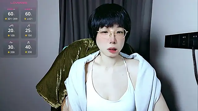 Snapshot of lin_lin_520_520 chatting on May 6, 4:01 pm lin lin 520 520 online show from May 6, 4:01 pm