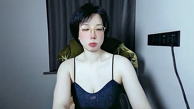 Snapshot of lin_lin_520_520 chatting on May 20, 4:13 pm lin lin 520 520 online show from May 20, 4:13 pm