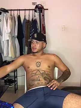 Snapshot of Crow_boss77 chatting on April 14, 5:35 am Crow boss77 online show from April 14, 5:35 am