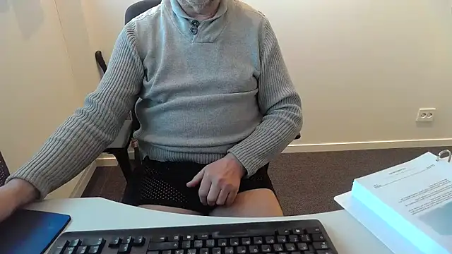 Snapshot of Buggemann chatting on May 6, 4:08 am Buggemann online show from May 6, 4:08 am