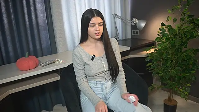 DevoraHondel online show from March 12, 8:20 am