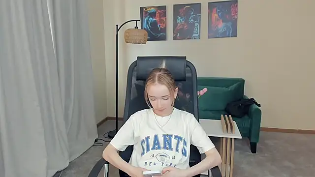 TiffanyJi online show from March 12, 11:16 am