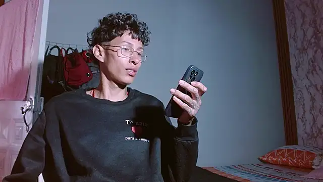 Snapshot of Daniel_DLuxxx chatting on March 25, 5:19 pm Daniel DLuxxx online show from March 25, 5:19 pm