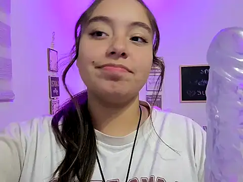 Snapshot of cherry_valeria chatting on May 15, 6:09 am cherry valeria online show from May 15, 6:09 am