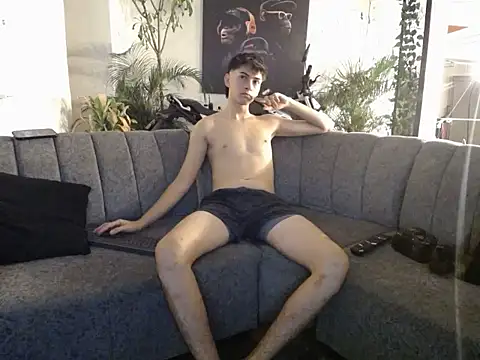 Snapshot of damiancam1 chatting on August 4, 3:43 am damiancam1 online show from August 4, 3:43 am