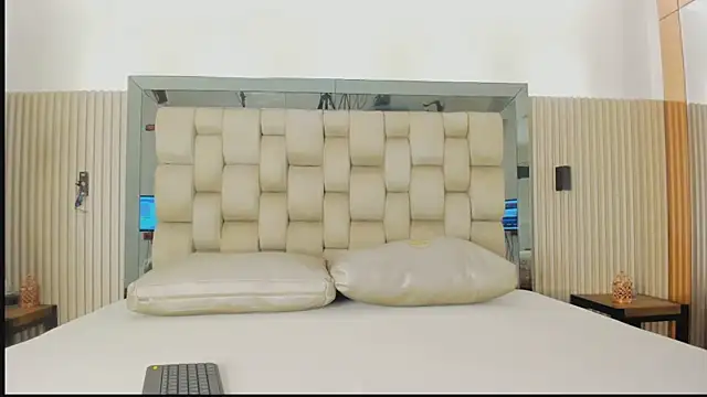 Snapshot of alika_brown_ chatting on March 17, 3:33 am alika brown online show from March 17, 3:33 am