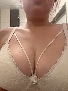 Snapshot of FeuchteMona chatting on March 15, 9:32 pm FeuchteMona online show from March 15, 9:32 pm