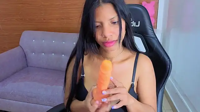 Snapshot of emily_smith_t chatting on May 22, 1:02 am emily smith t online show from May 22, 1:02 am