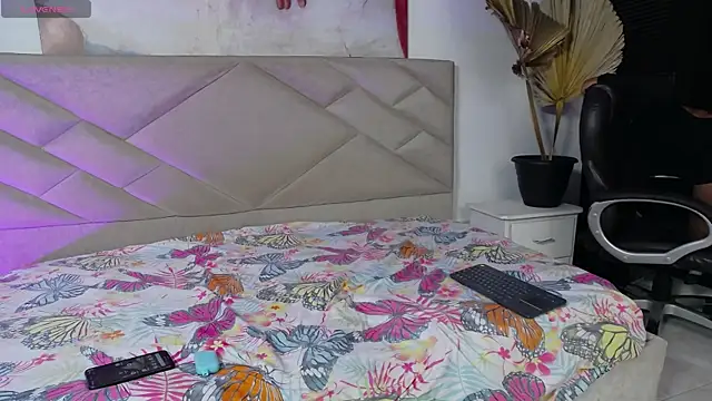 DestiinyBlack online show from April 21, 2:01 pm