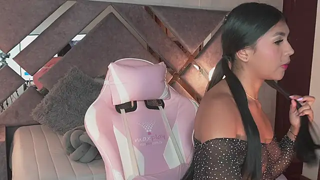 Snapshot of Naomi-Gray chatting on July 31, 6:29 pm Naomi-Gray online show from July 31, 6:29 pm