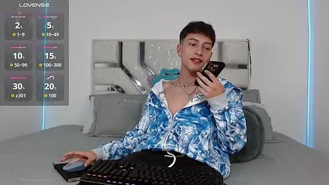 Snapshot of tiam_muller_fenix chatting on May 19, 1:00 am tiam muller fenix online show from May 19, 1:00 am