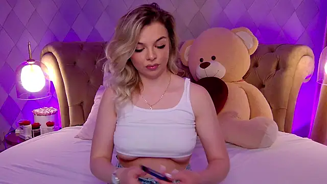 Snapshot of KimmBliss chatting on May 19, 2:18 am KimmBliss online show from May 19, 2:18 am