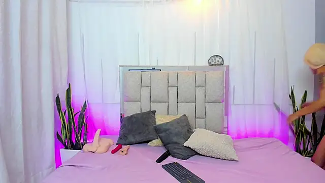 Snapshot of Cherry_Scarlet_ chatting on May 22, 11:32 pm Cherry Scarlet online show from May 22, 11:32 pm