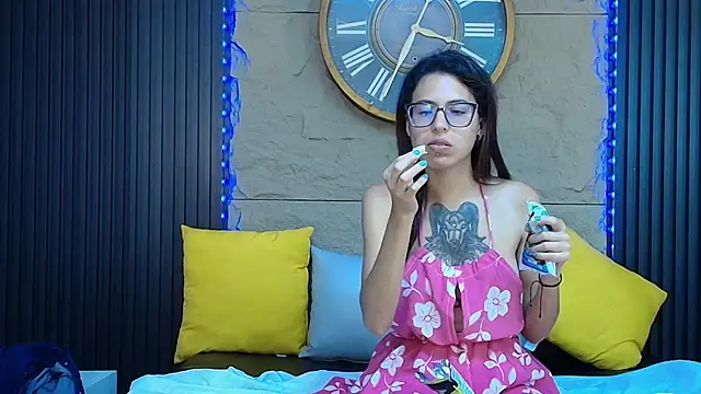 Snapshot of Emily_Lopera chatting on June 17, 12:02 am Emily Lopera online show from June 17, 12:02 am