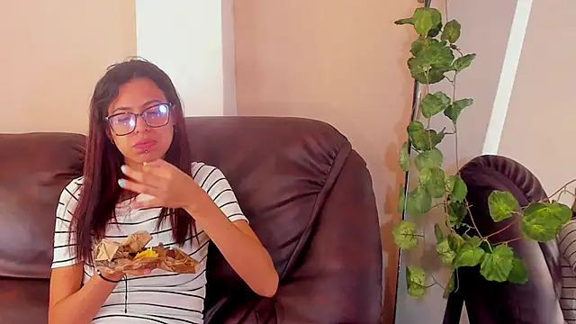 Snapshot of Emily_Lopera chatting on June 22, 3:31 pm Emily Lopera online show from June 22, 3:31 pm