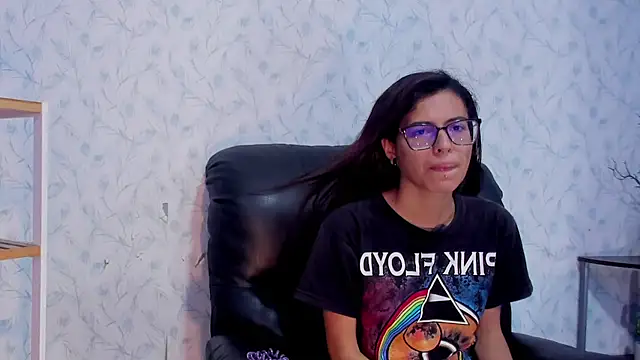Snapshot of Emily_Lopera chatting on July 4, 3:40 pm Emily Lopera online show from July 4, 3:40 pm