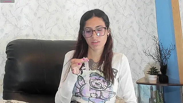 Snapshot of Emily_Lopera chatting on July 23, 6:28 pm Emily Lopera online show from July 23, 6:28 pm