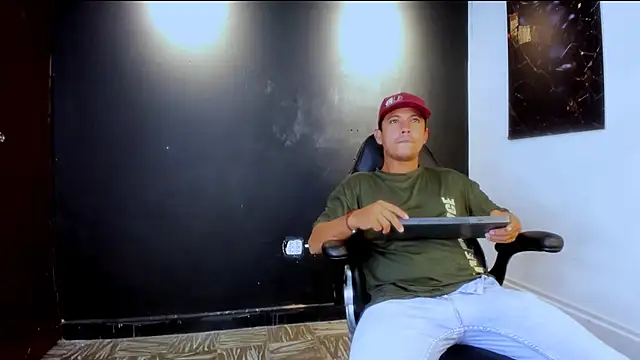 Snapshot of Dante212_Vibes chatting on April 11, 4:06 am Dante212 Vibes online show from April 11, 4:06 am