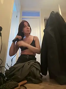 petitehotwife4u online show from April 11, 6:45 pm