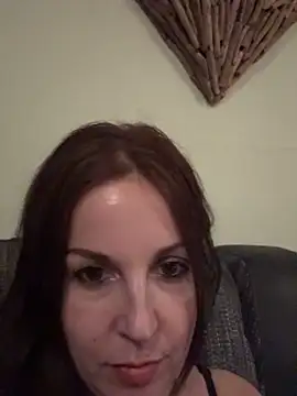 petitehotwife4u online show from April 15, 8:53 pm