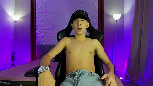 Snapshot of Michaell_twinkk_ chatting on March 15, 4:40 am Michaell twinkk online show from March 15, 4:40 am